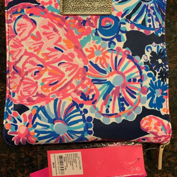 Lilly Pulitzer getaway tote. - Picture 2 of 3